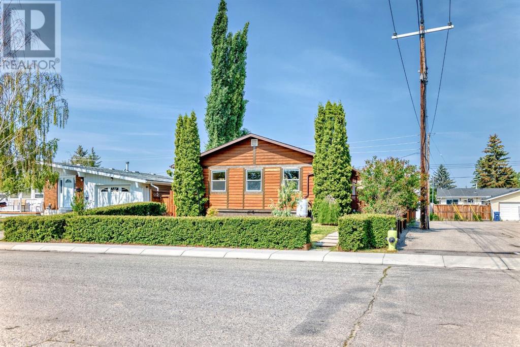 Single Family House Bungalow for Sale in  Penswood Place Penbrooke Meadows Calgary 