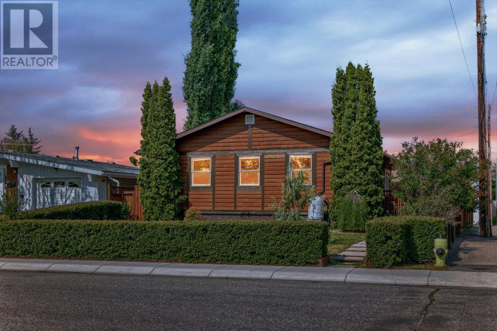 8 Penswood Place, Calgary, Alberta