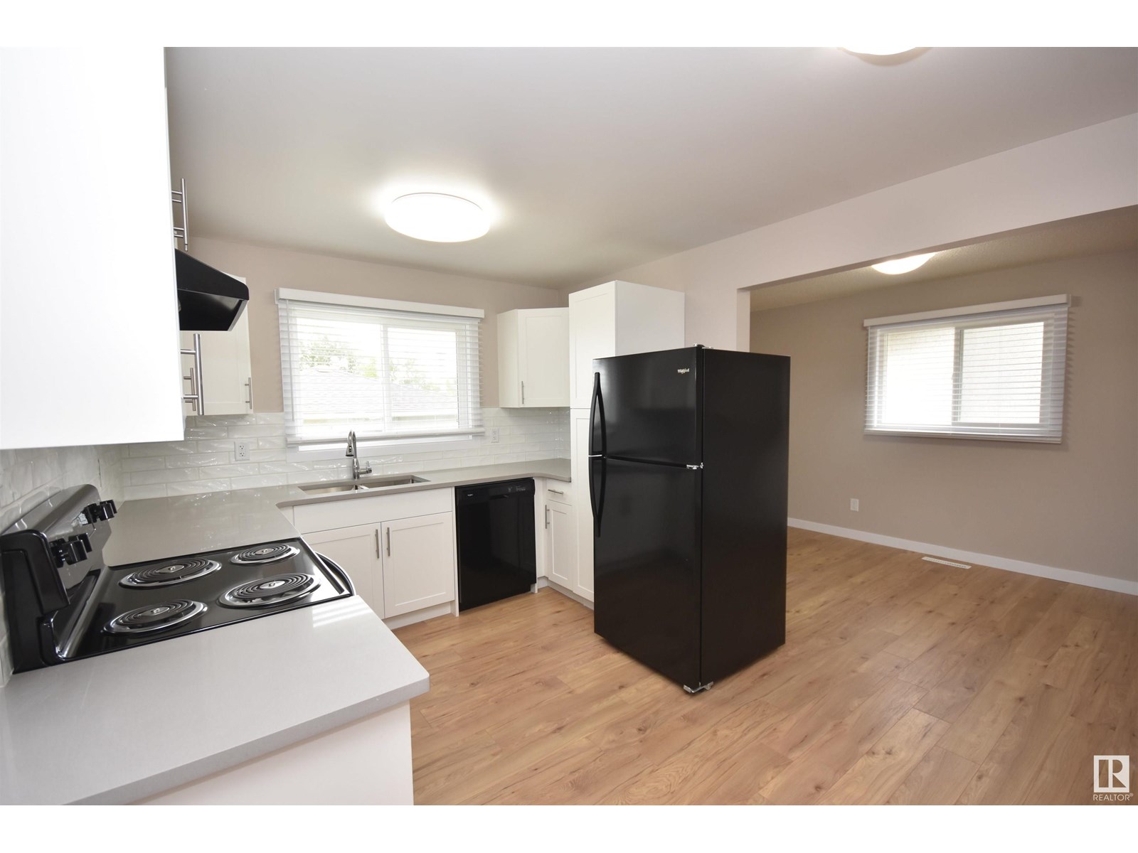 Photo 6 of 13527 70 St Nw, Edmonton AB