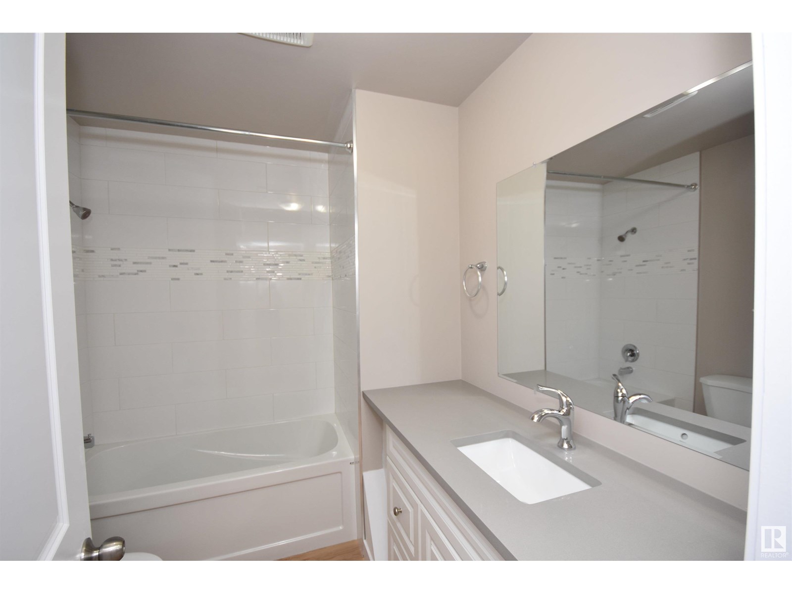 Photo 10 of 13527 70 St Nw, Edmonton AB