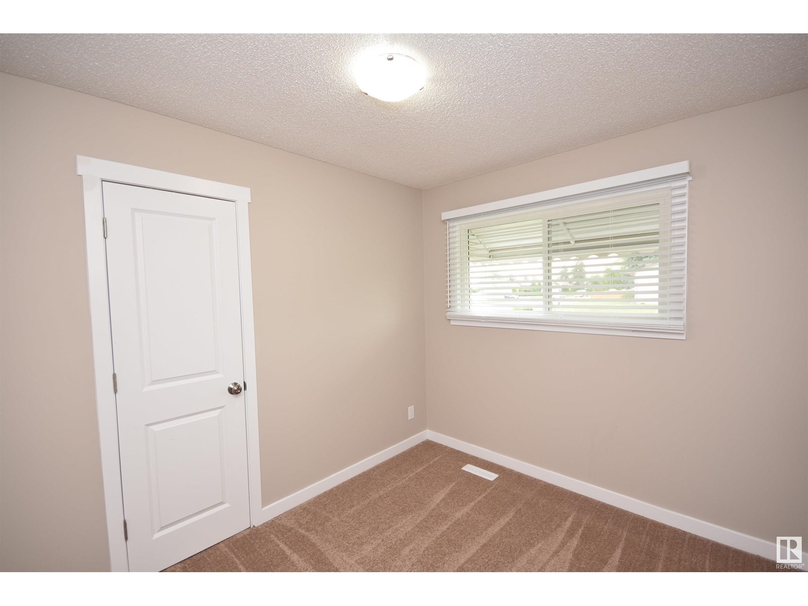 Photo 15 of 13527 70 St Nw, Edmonton AB