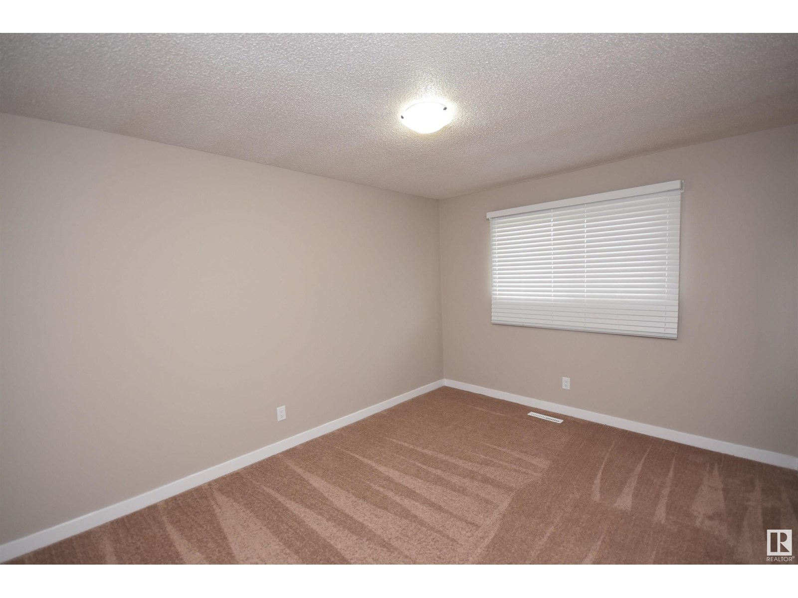 Photo 14 of 13527 70 St Nw, Edmonton AB