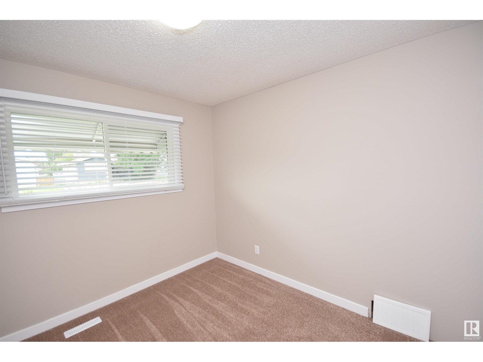 Photo 16 of 13527 70 St Nw, Edmonton AB