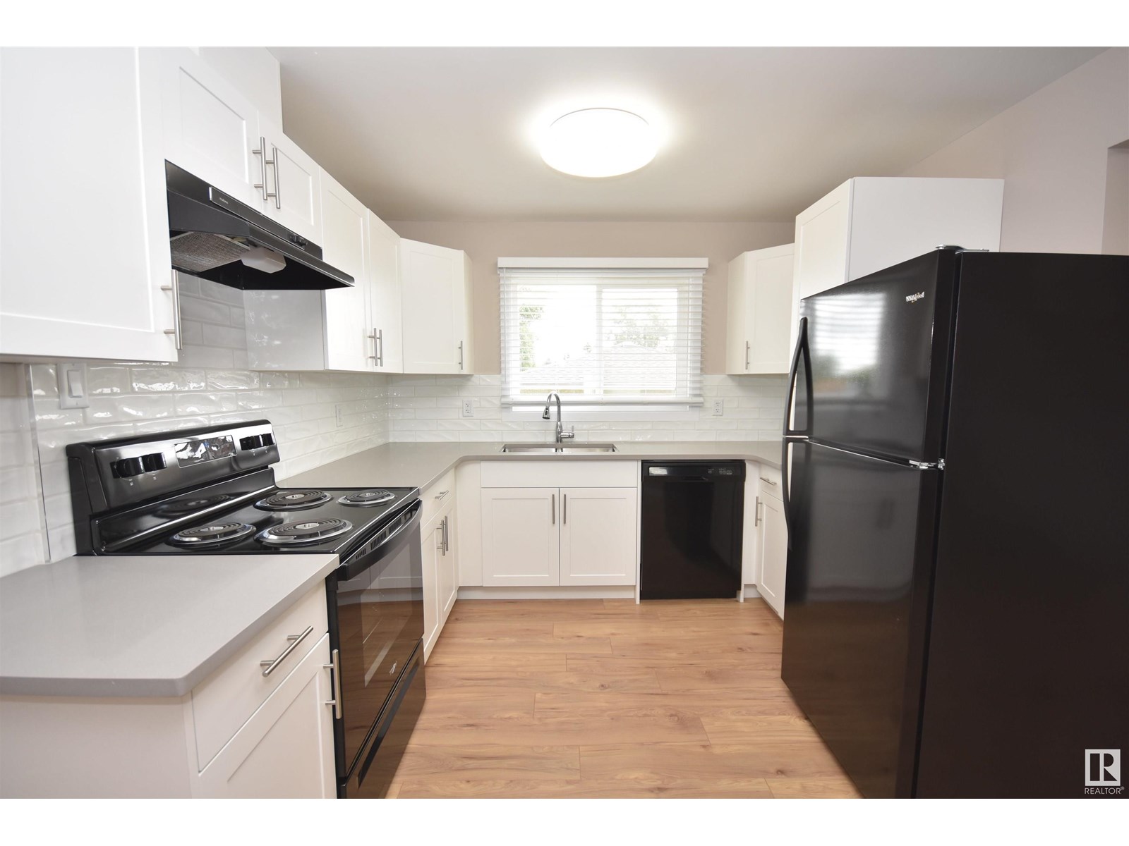 Photo 8 of 13527 70 St Nw, Edmonton AB