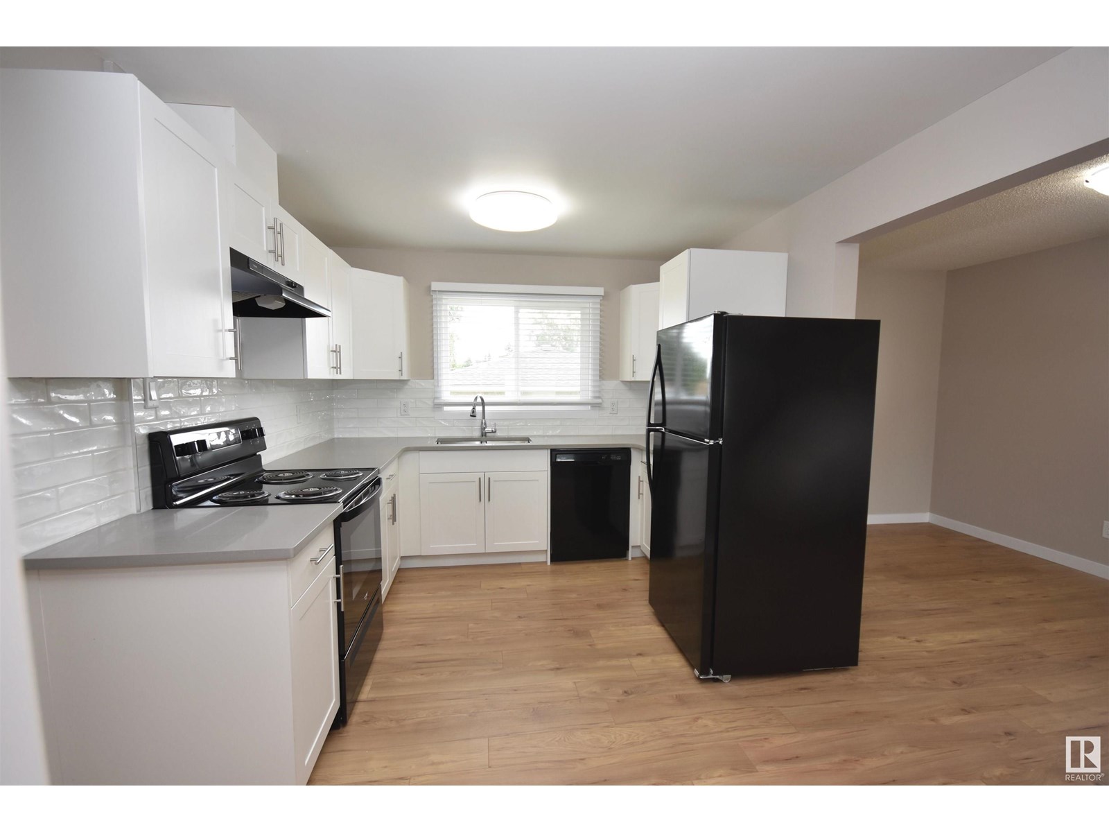 Photo 7 of 13527 70 St Nw, Edmonton AB