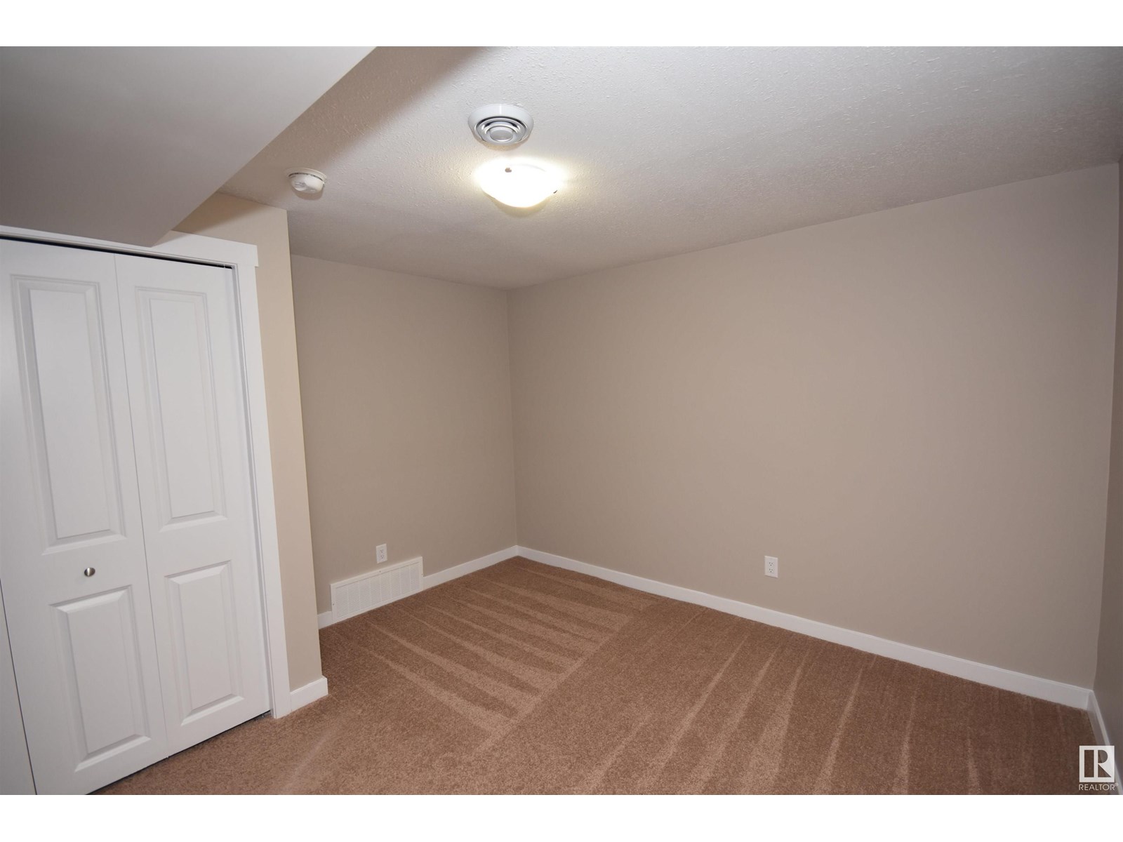 Photo 17 of 13527 70 St Nw, Edmonton AB