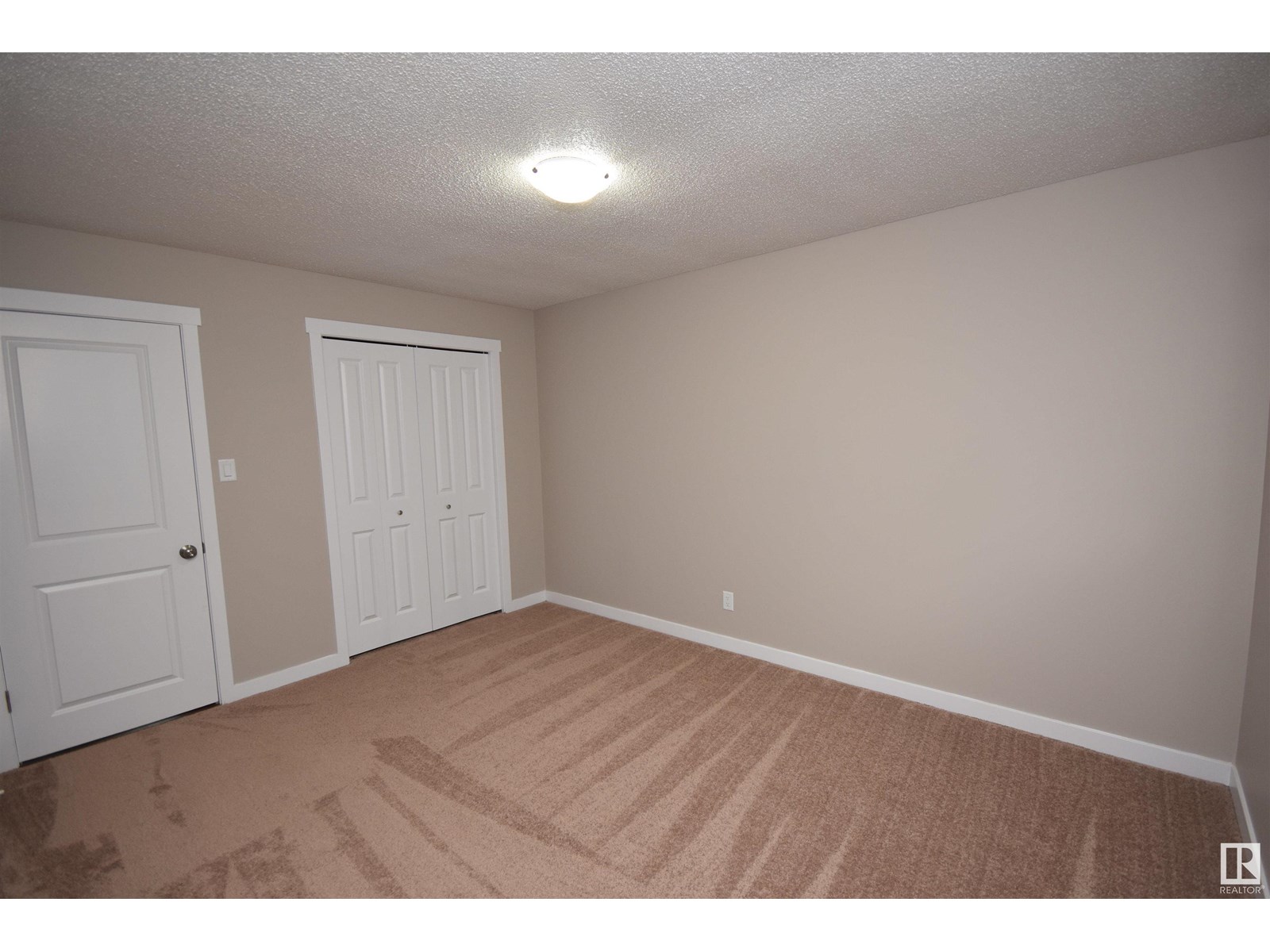 Photo 11 of 13527 70 St Nw, Edmonton AB