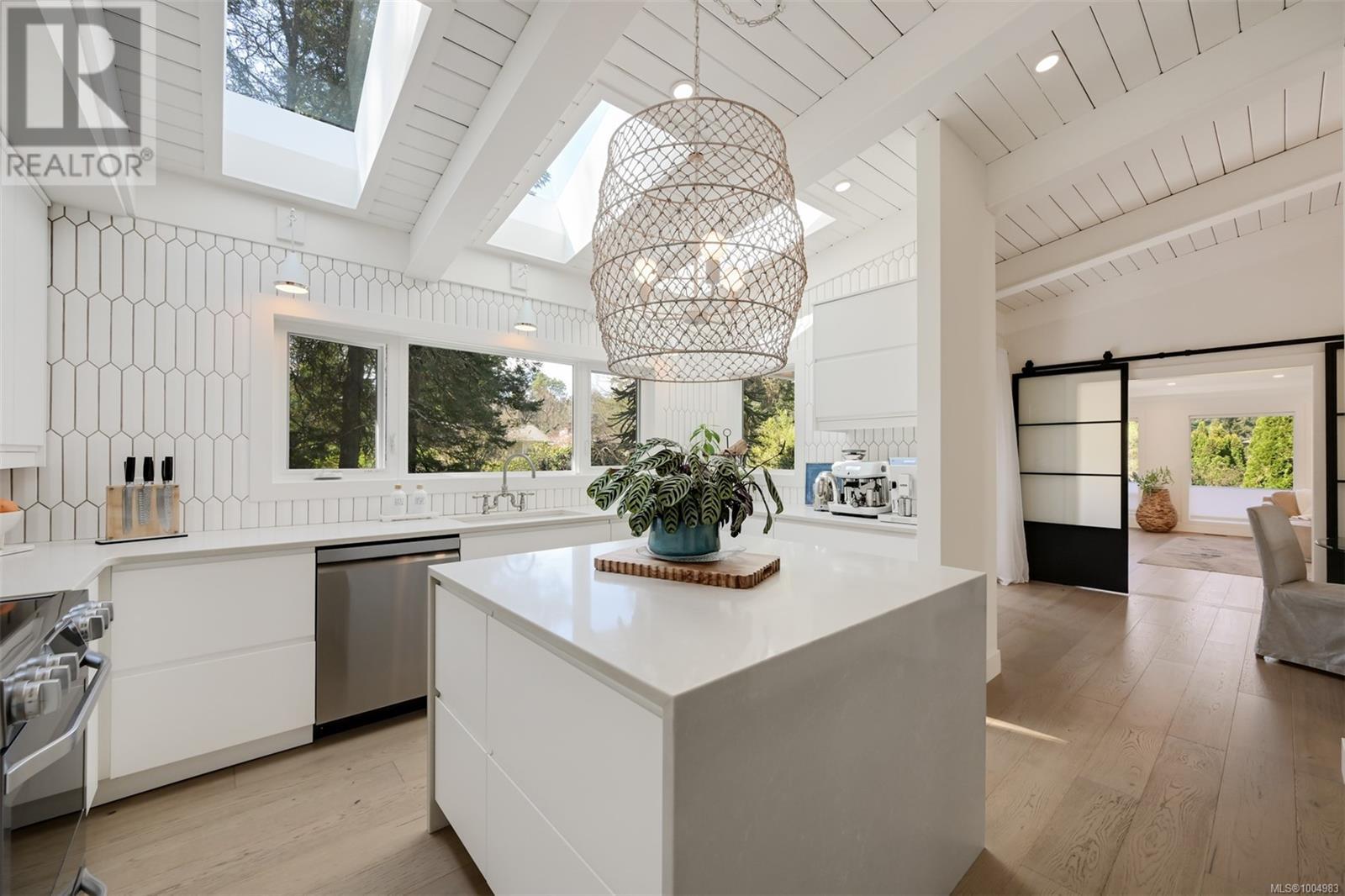 Photo 18 of 1941 Appleton Pl, Saanich BC