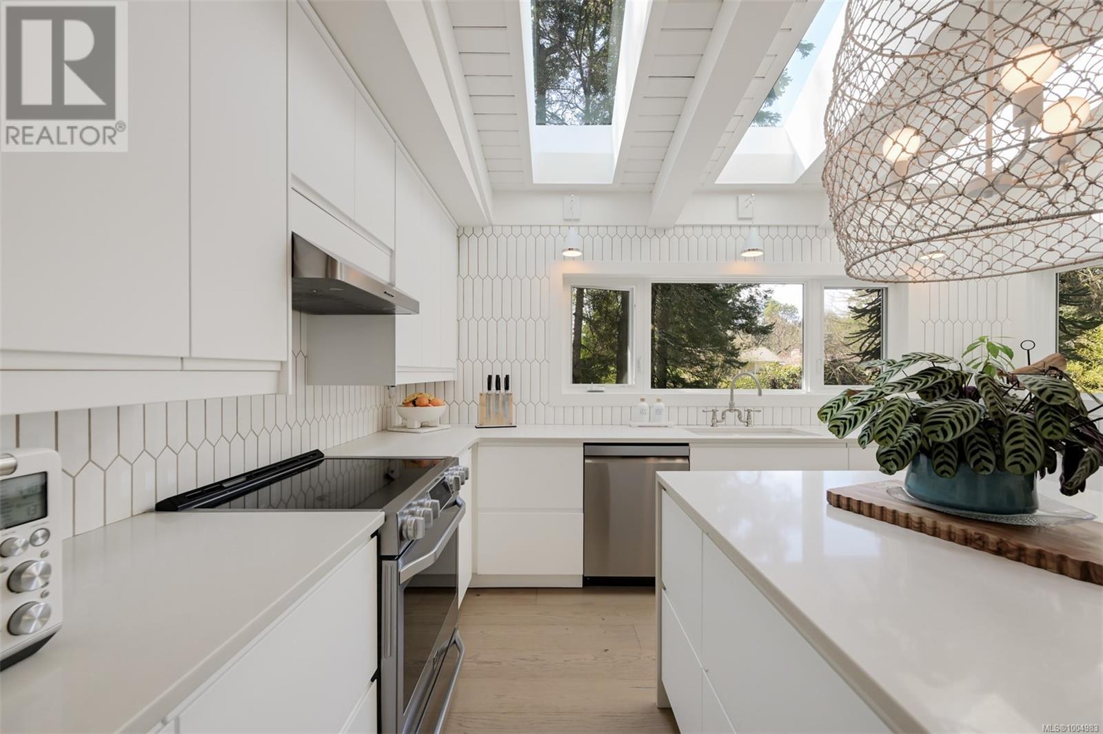 Photo 17 of 1941 Appleton Pl, Saanich BC