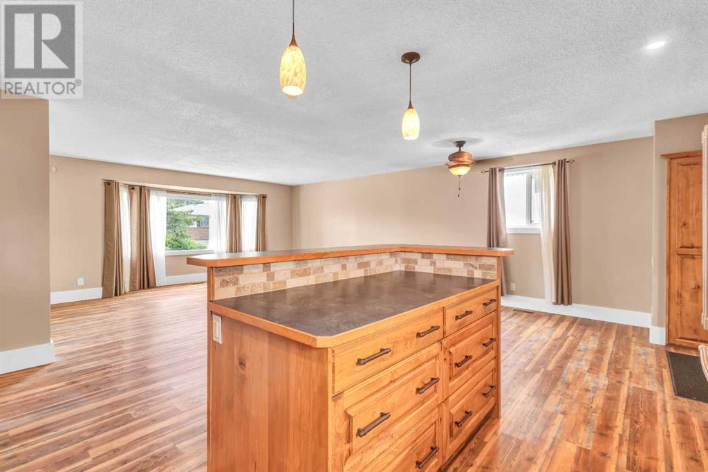 236 Queen Tamara Way SE Photo 12 - Calgary Real Estate