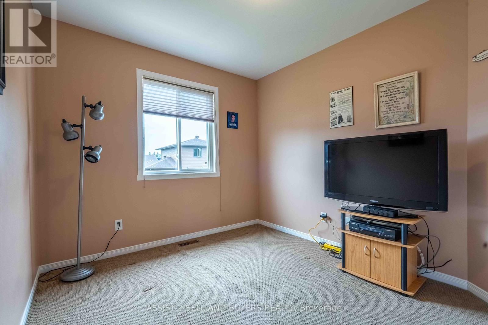 Photo 11 of 95 Mckenzie Street W, Cornwall ON