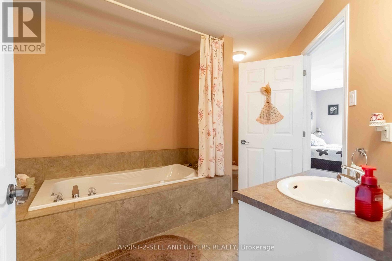 Photo 18 of 95 Mckenzie Street W, Cornwall ON