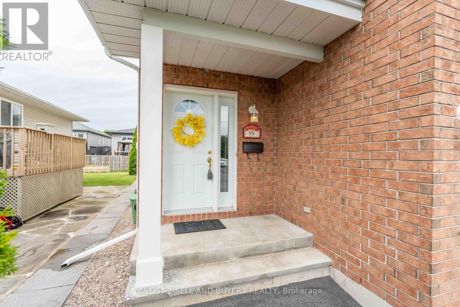 Photo 2 of 95 Mckenzie Street W, Cornwall ON