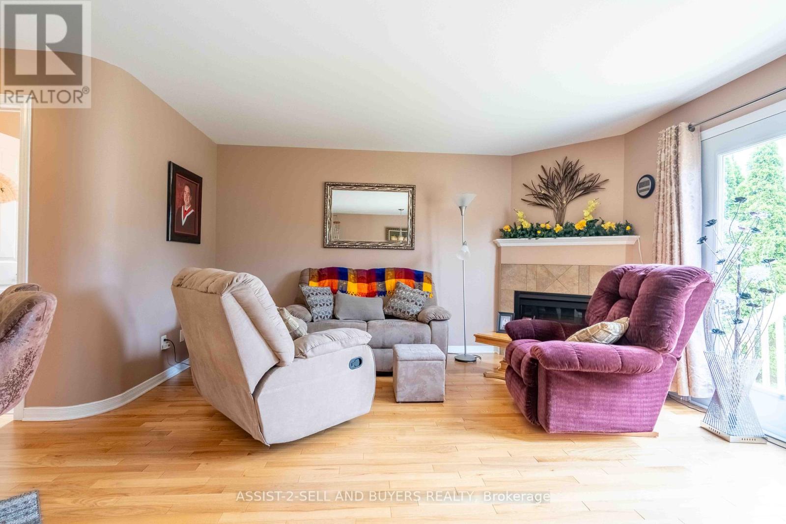 Photo 4 of 95 Mckenzie Street W, Cornwall ON