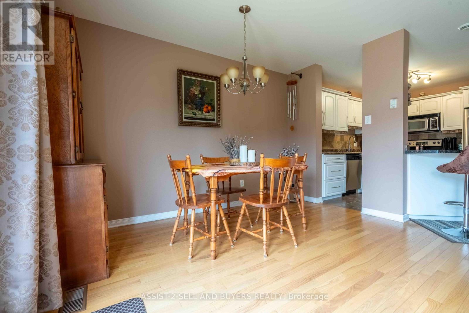 Photo 6 of 95 Mckenzie Street W, Cornwall ON
