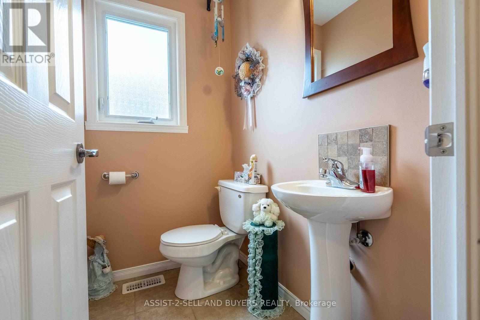 Photo 8 of 95 Mckenzie Street W, Cornwall ON