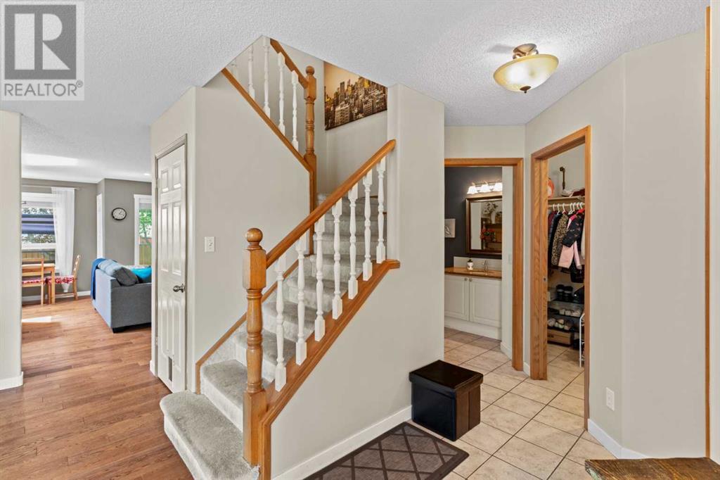 Single Family House for Sale in  Douglas Ridge Green SE Douglasdale/Glen Calgary 