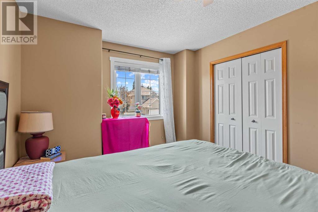 Single Family House for Sale in  Douglas Ridge Green SE Douglasdale/Glen Calgary 
