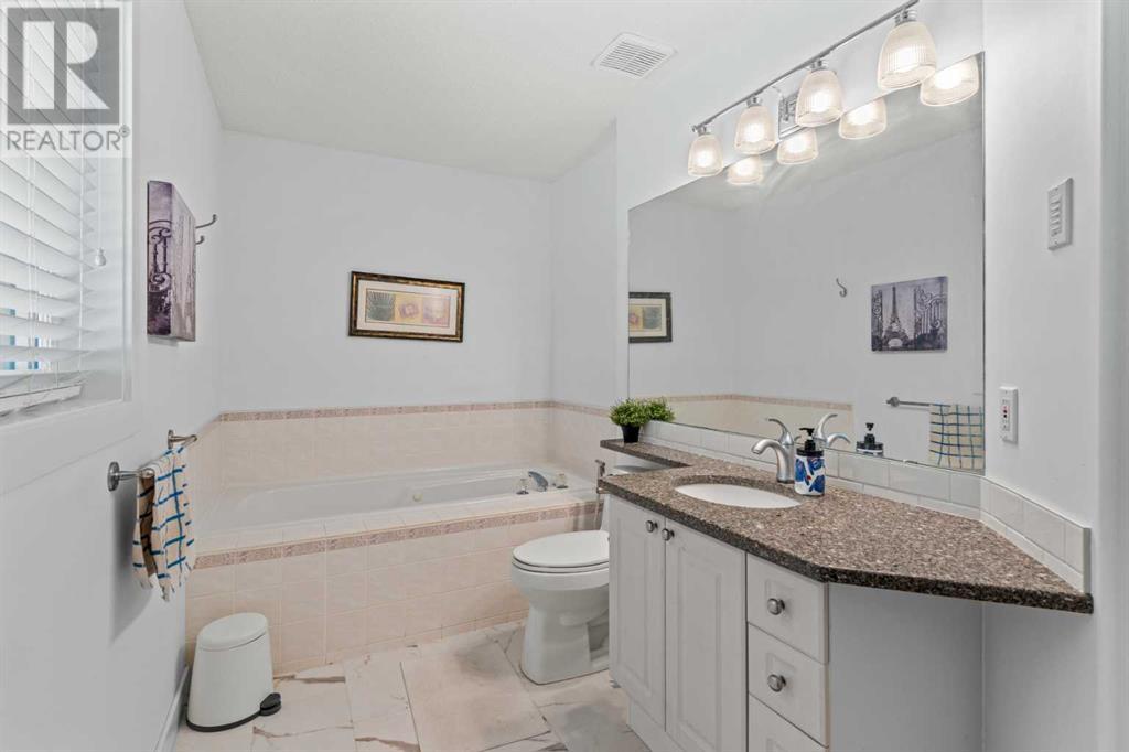 Single Family House for Sale in  Douglas Ridge Green SE Douglasdale/Glen Calgary 