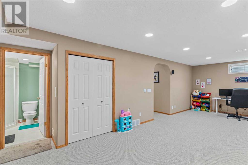 Single Family House for Sale in  Douglas Ridge Green SE Douglasdale/Glen Calgary 