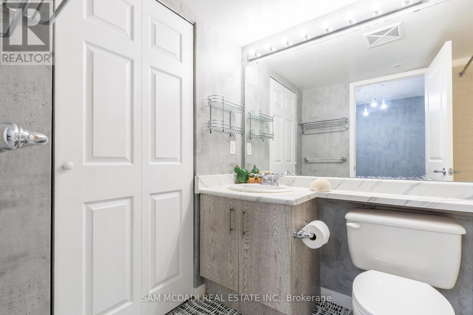 Photo 10 of 85 9 Windermere Avenue, Toronto ON