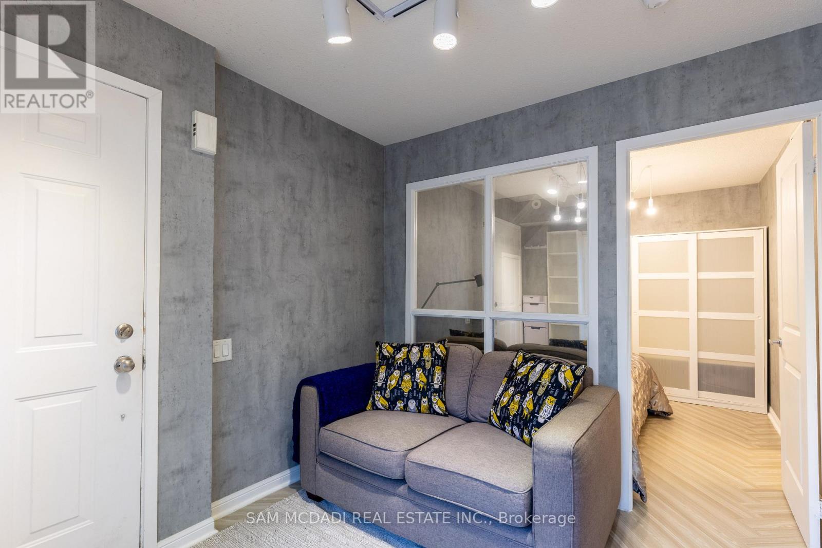 Photo 3 of 85 9 Windermere Avenue, Toronto ON