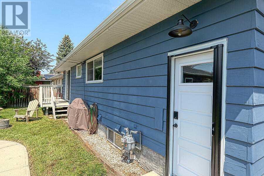 Single Family House Bungalow for Sale in  Hollyburn Road SW Haysboro Calgary 