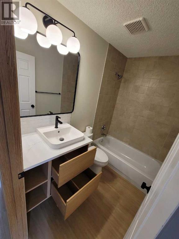 Single Family House Bi-level for Sale in  Anaheim Circle NE Monterey Park Calgary 