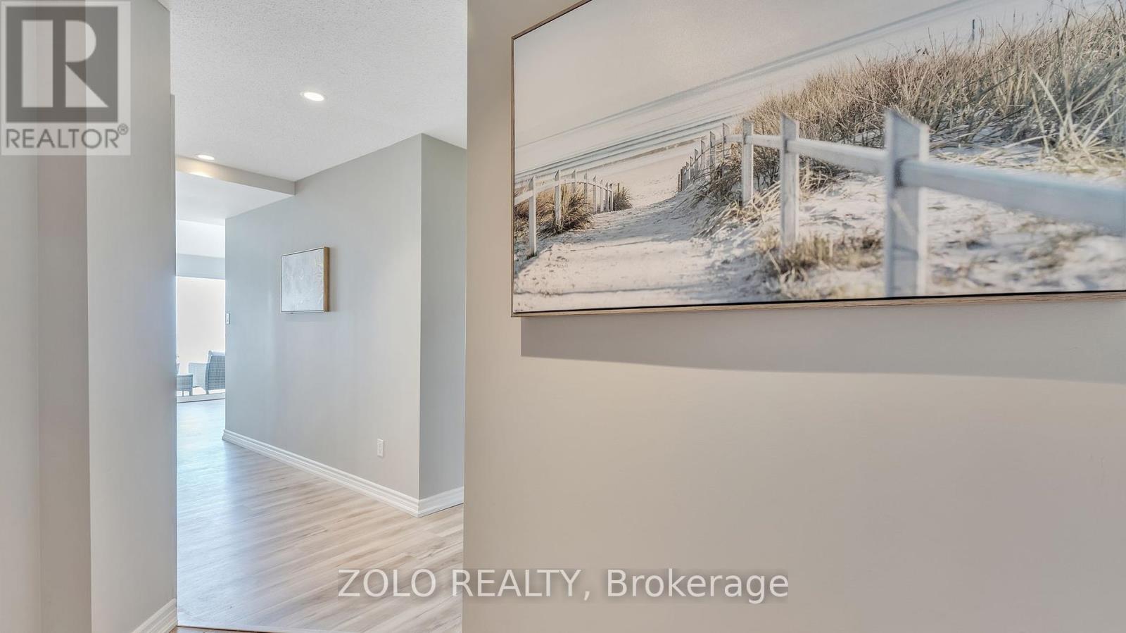 Photo 12 of 301 395 Lakebreeze Drive, Clarington ON