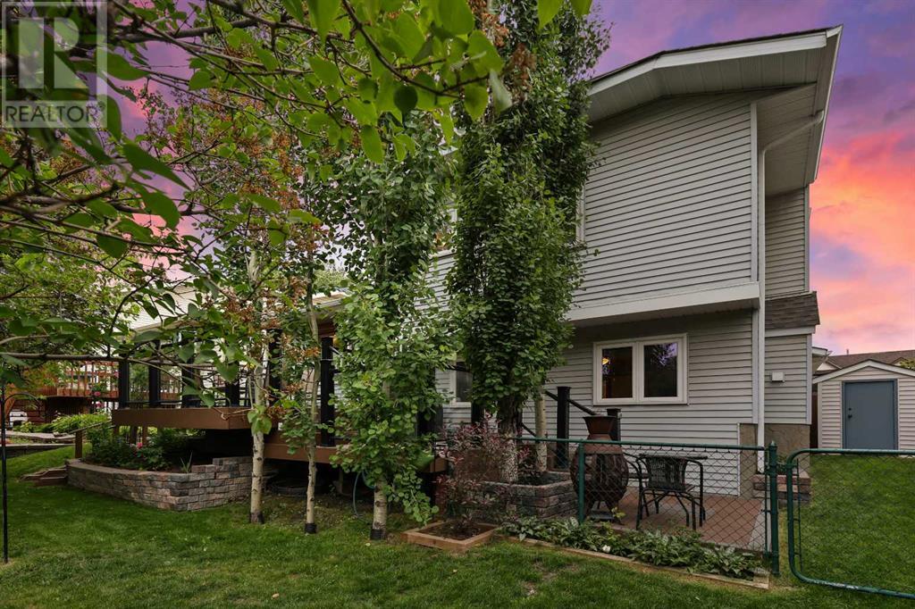 Single Family House 4 Level for Sale in  Hawkcliff Way NW Hawkwood Calgary 