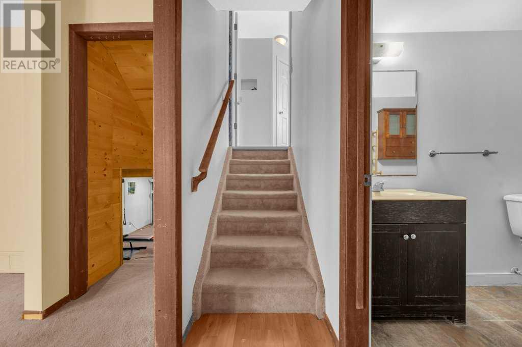 Single Family House 4 Level for Sale in  Castledale Crescent NE Castleridge Calgary 