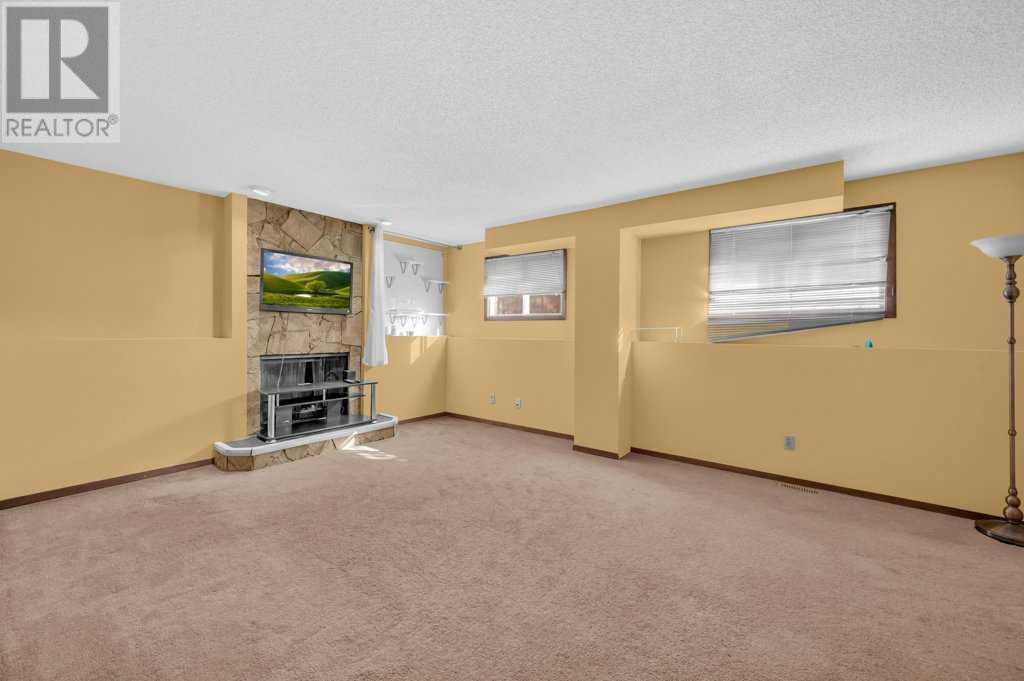 Single Family House 4 Level for Sale in  Castledale Crescent NE Castleridge Calgary 