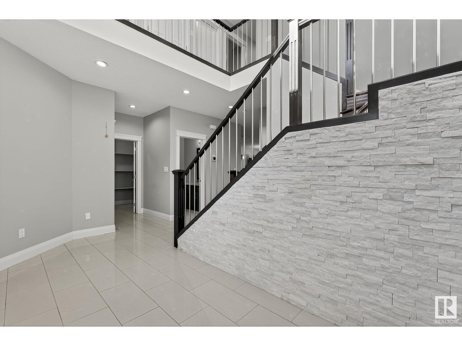 Photo 12 of 16268 137 St Nw, Edmonton AB