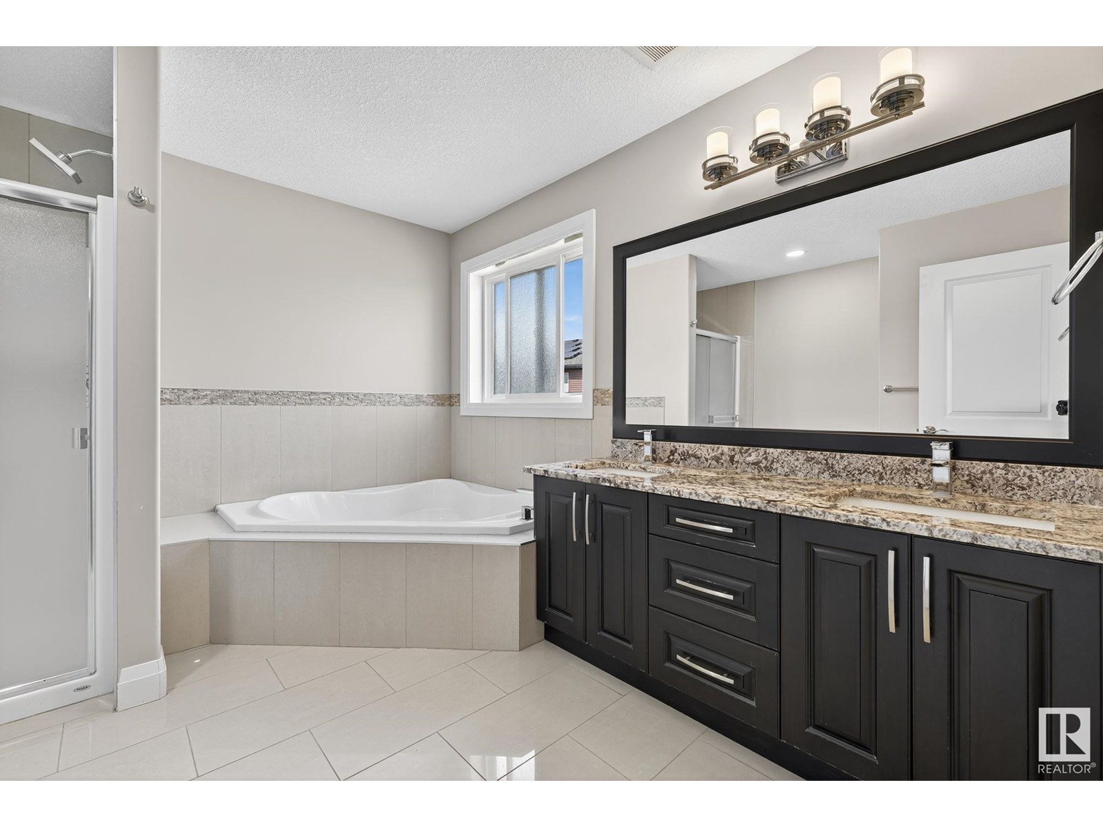 Photo 39 of 16268 137 St Nw, Edmonton AB