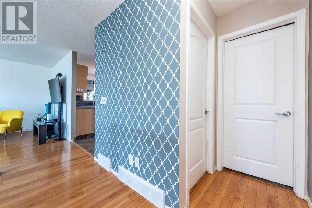 Single Family House Bi-level for Sale in  Martha