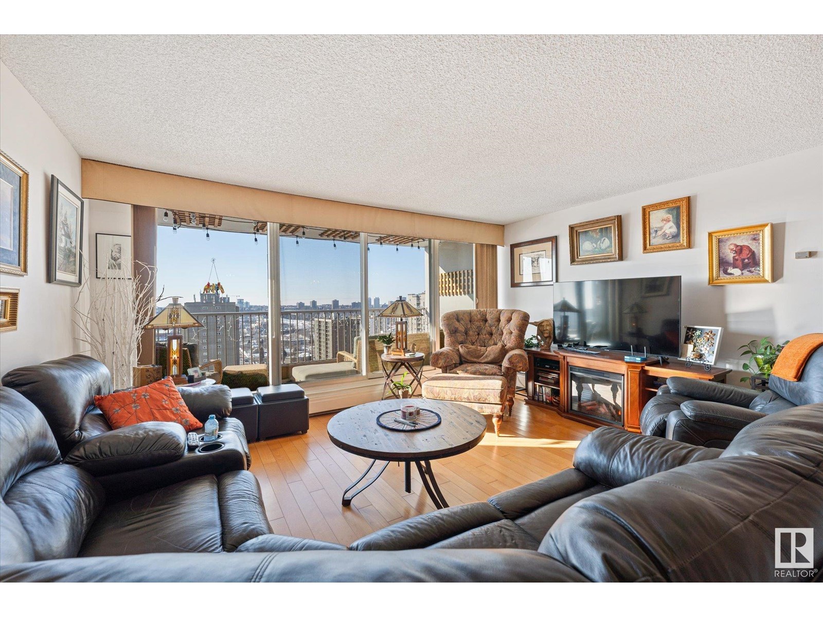 Photo 2 of 1002 9923 103 St Nw, Edmonton AB
