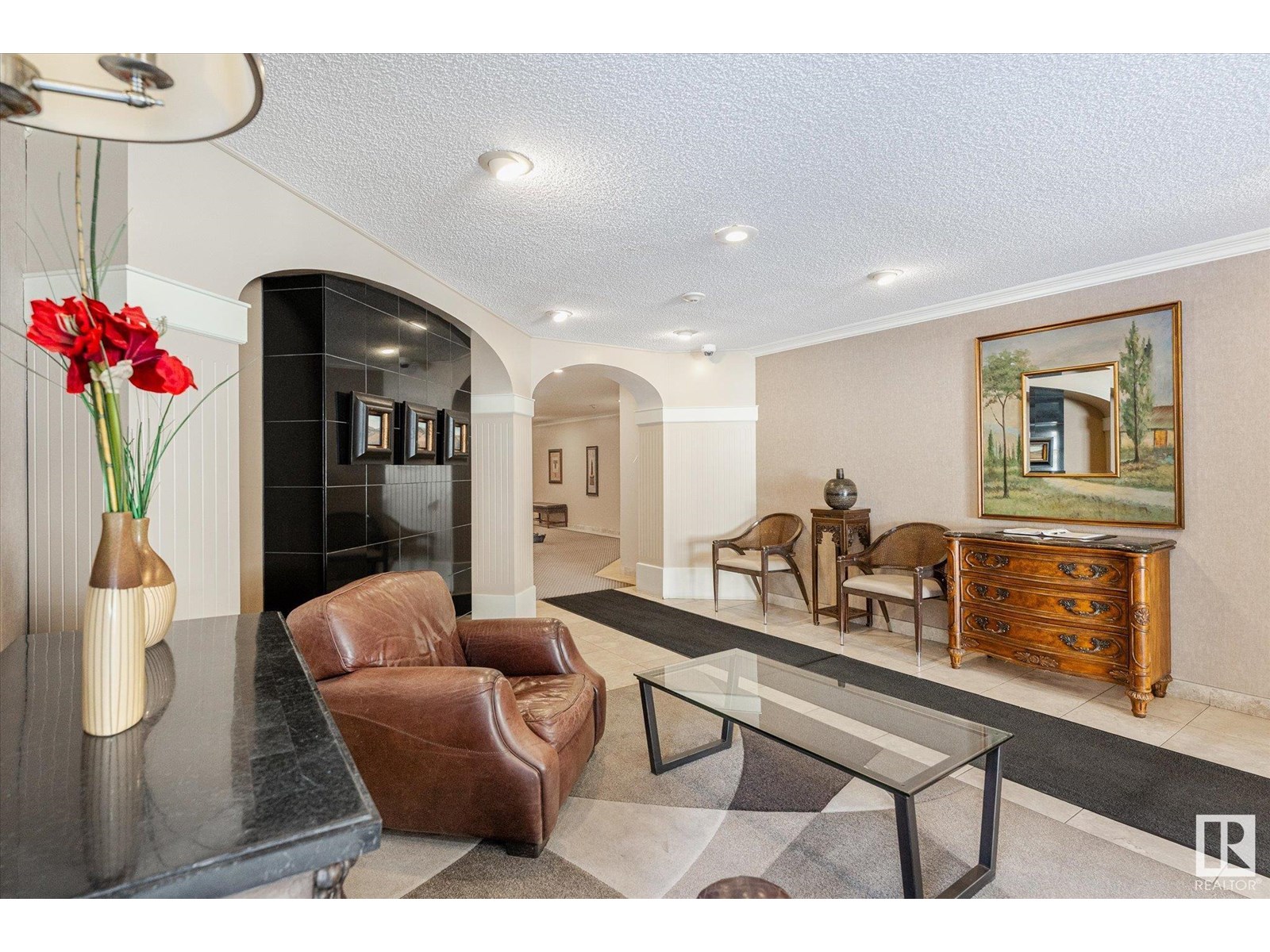 Photo 6 of 1002 9923 103 St Nw, Edmonton AB