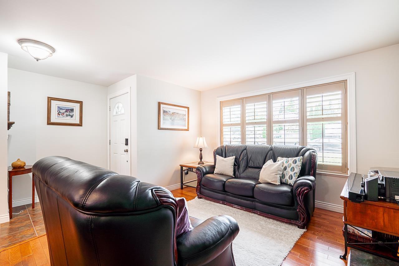 Photo 3 of 26440 28 A Avenue, Langley BC