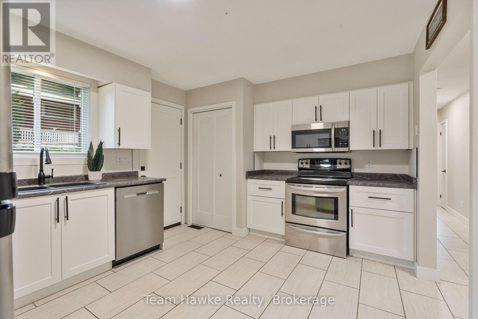 Photo 10 of 689 Dominion Avenue, Midland ON