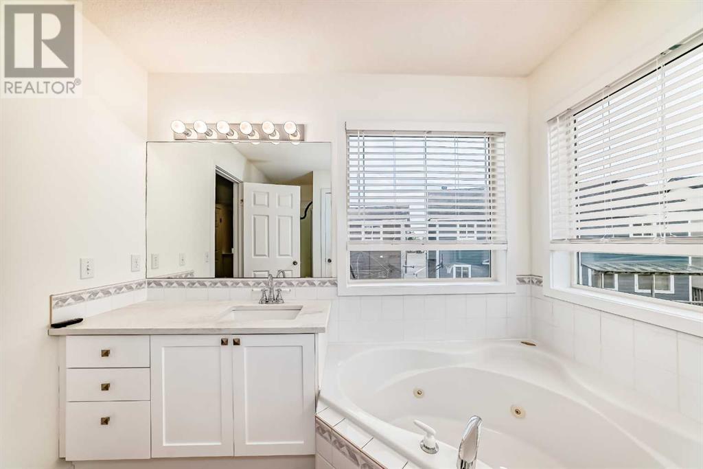 Single Family House 4 Level for Sale in  Martha