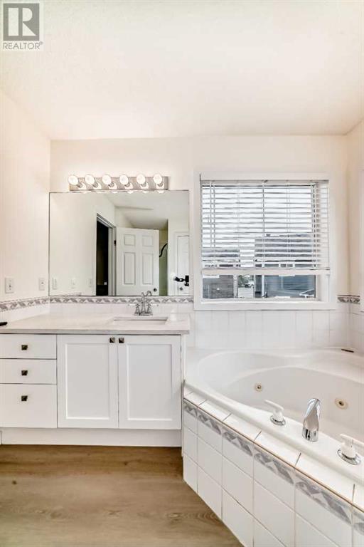Single Family House 4 Level for Sale in  Martha