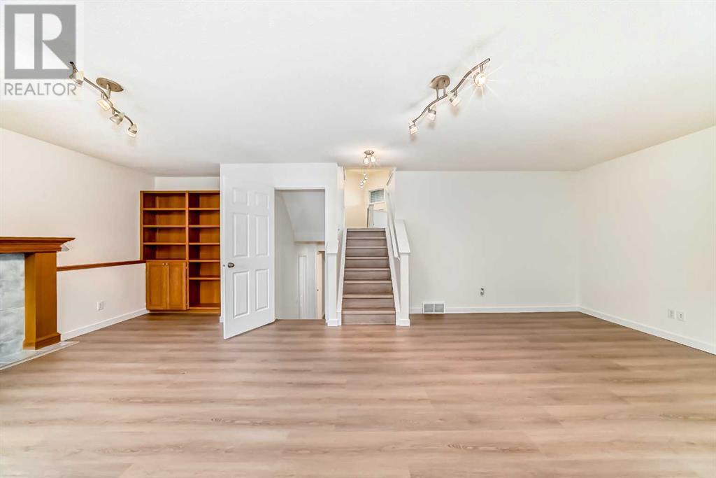 Single Family House 4 Level for Sale in  Martha
