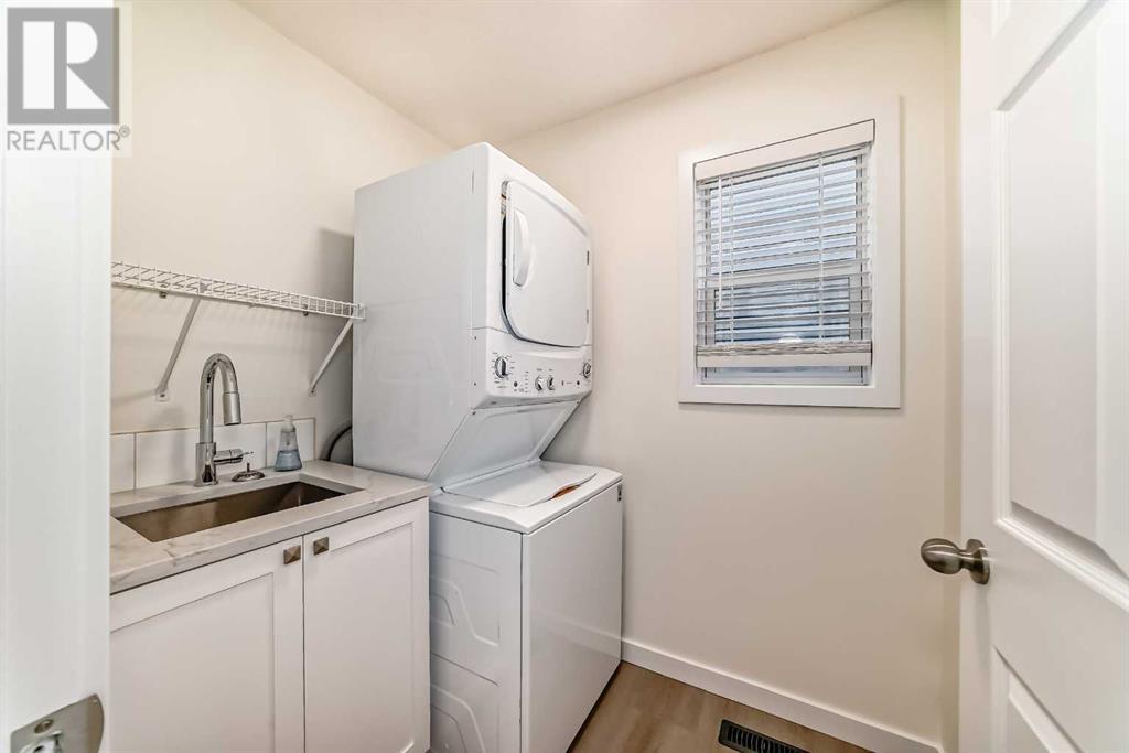 Single Family House 4 Level for Sale in  Martha