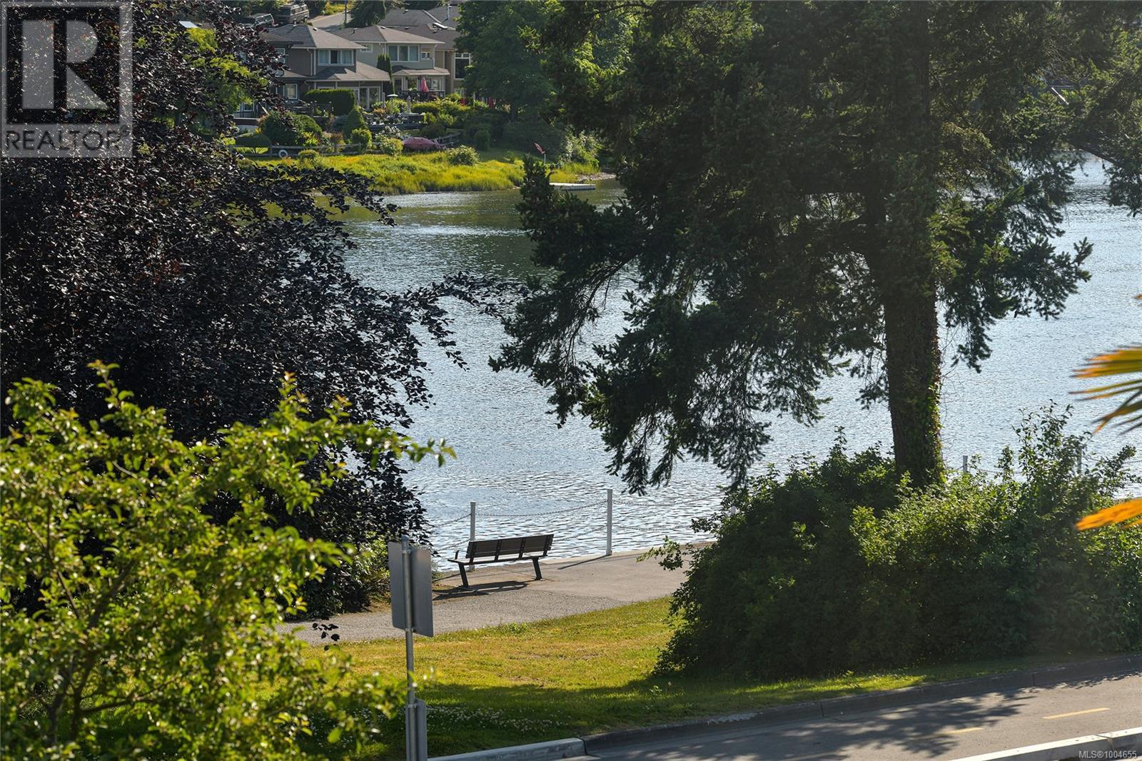 Photo 15 of 566 Gorge Rd W, Saanich BC