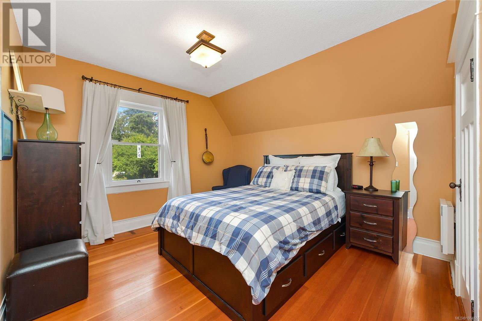 Photo 16 of 566 Gorge Rd W, Saanich BC