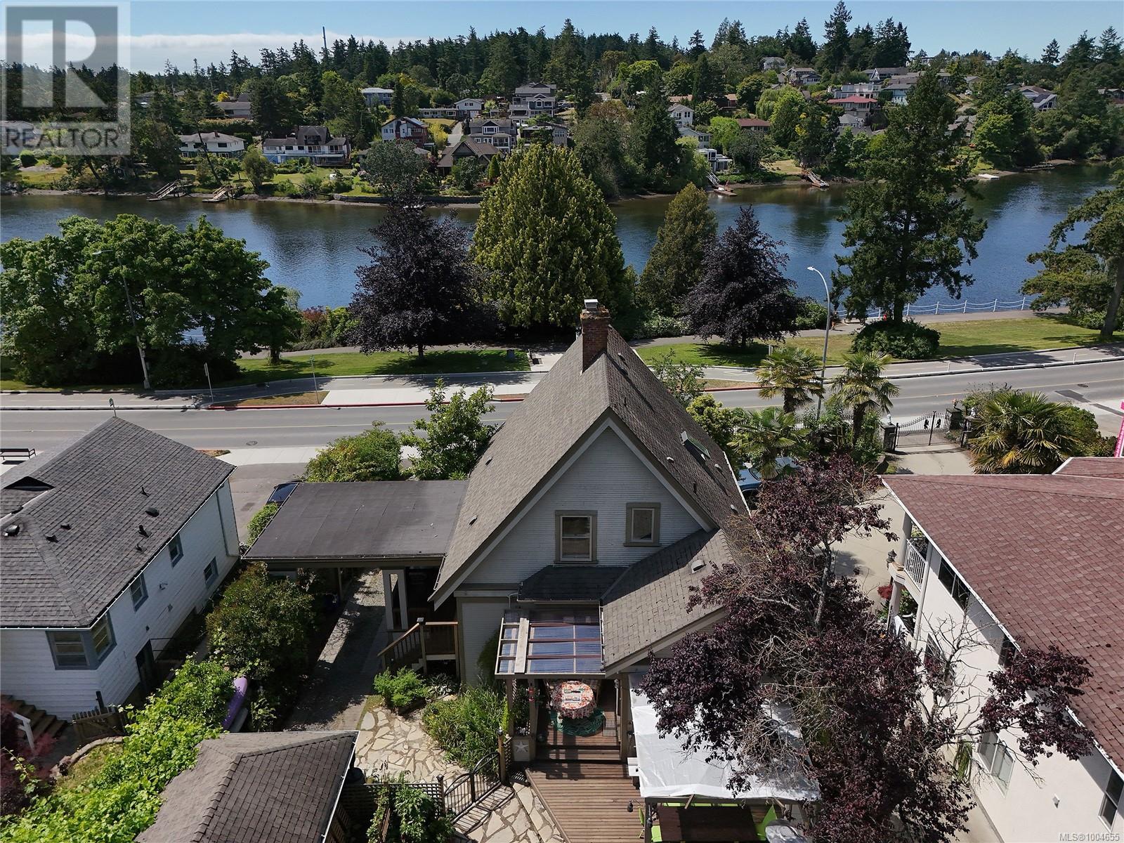 Photo 29 of 566 Gorge Rd W, Saanich BC