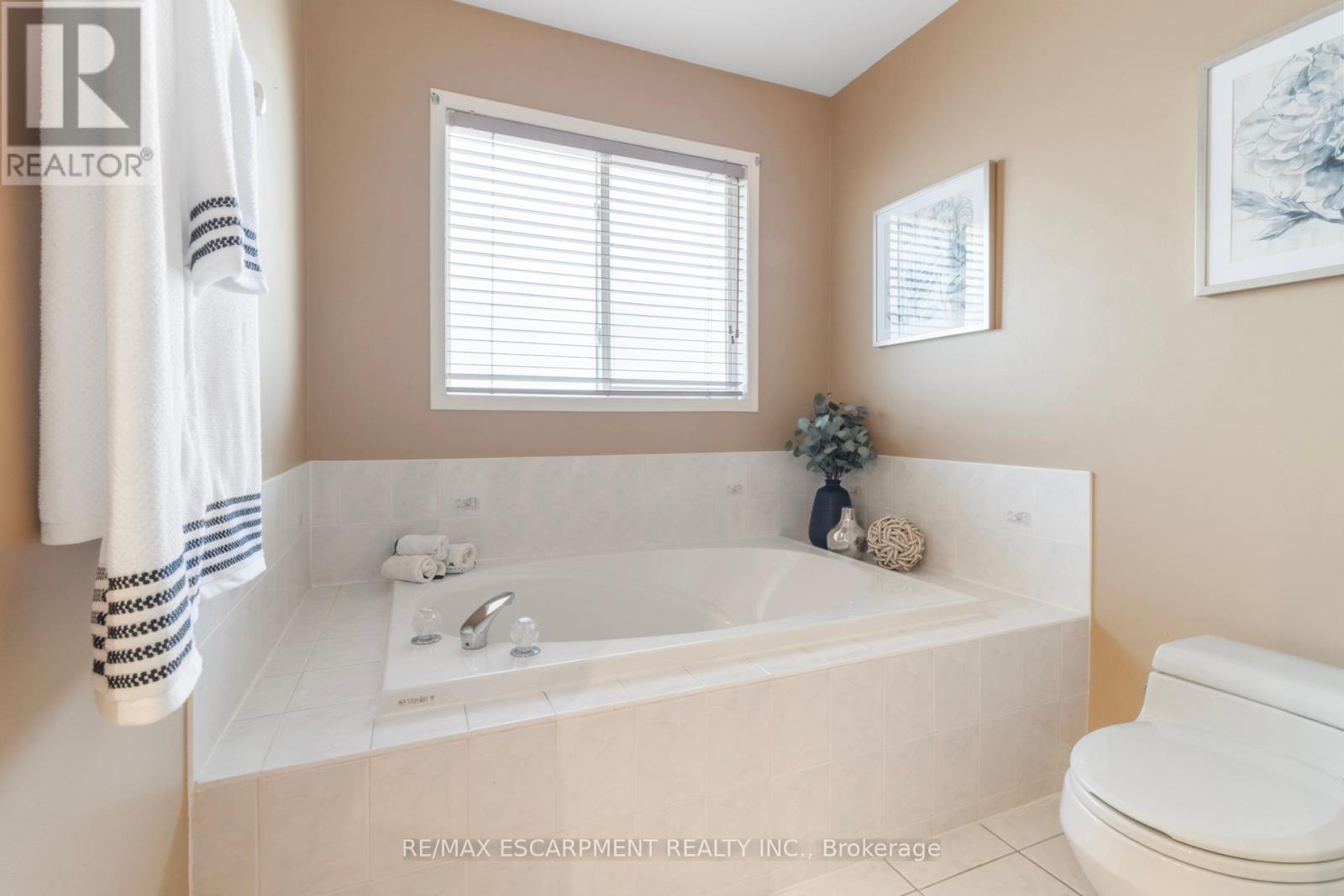 Photo 5 of 5414 Kinglet Avenue, Mississauga ON