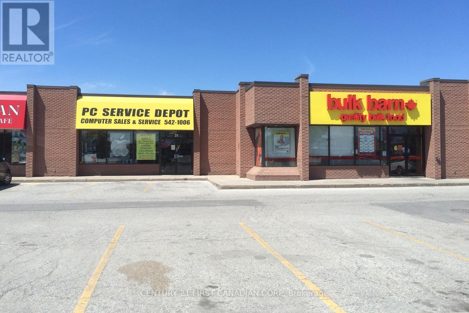 Photo 2 of 21 1362 Lambton Mall Road, Sarnia ON