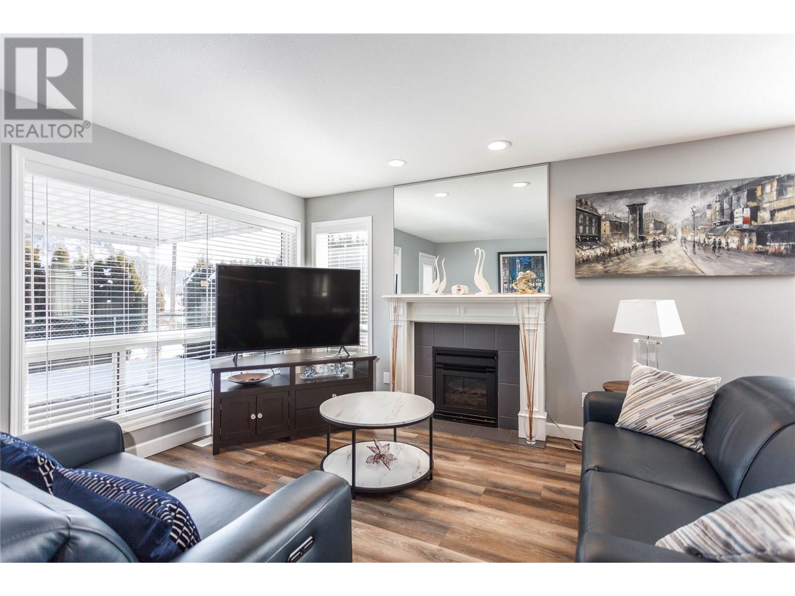 #4 2675 PINE AVENUE - Image 12