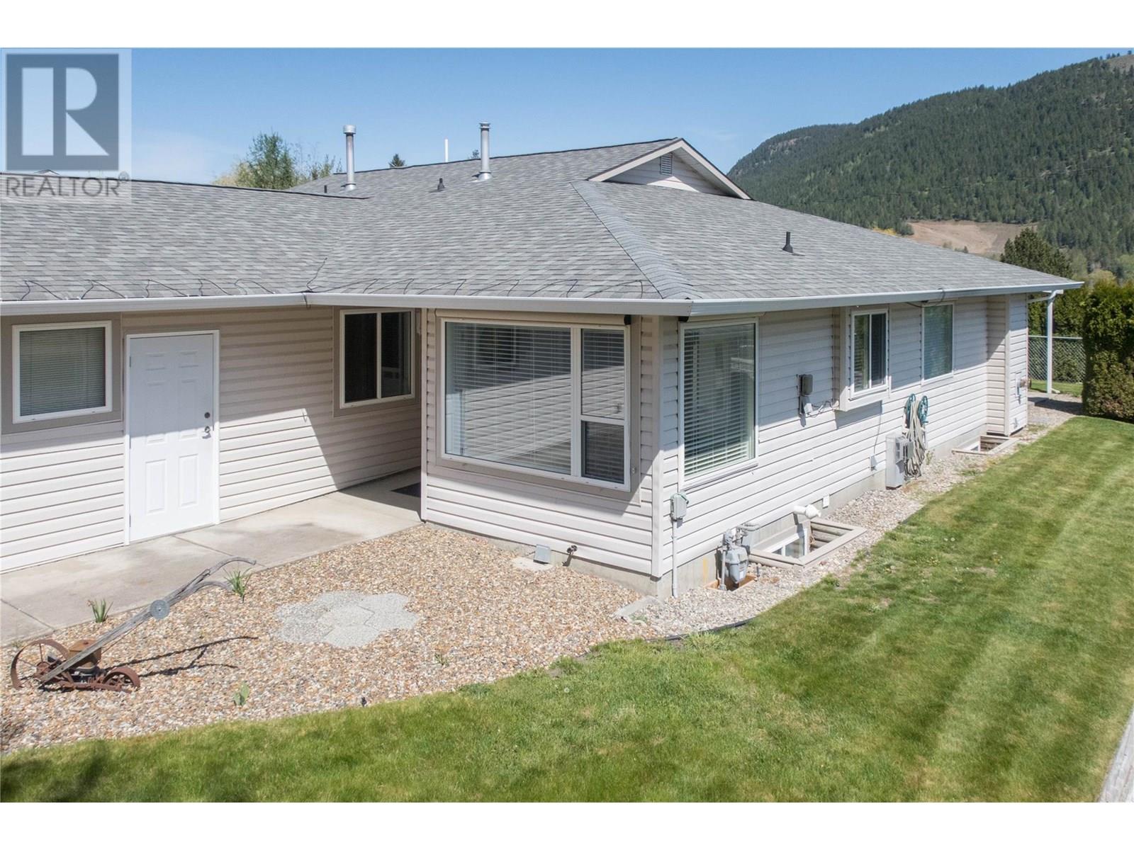 #4 2675 PINE AVENUE - Image 2